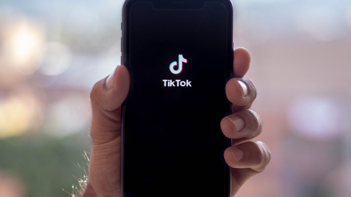 aplikasi tiktok di handphone yang digenggam