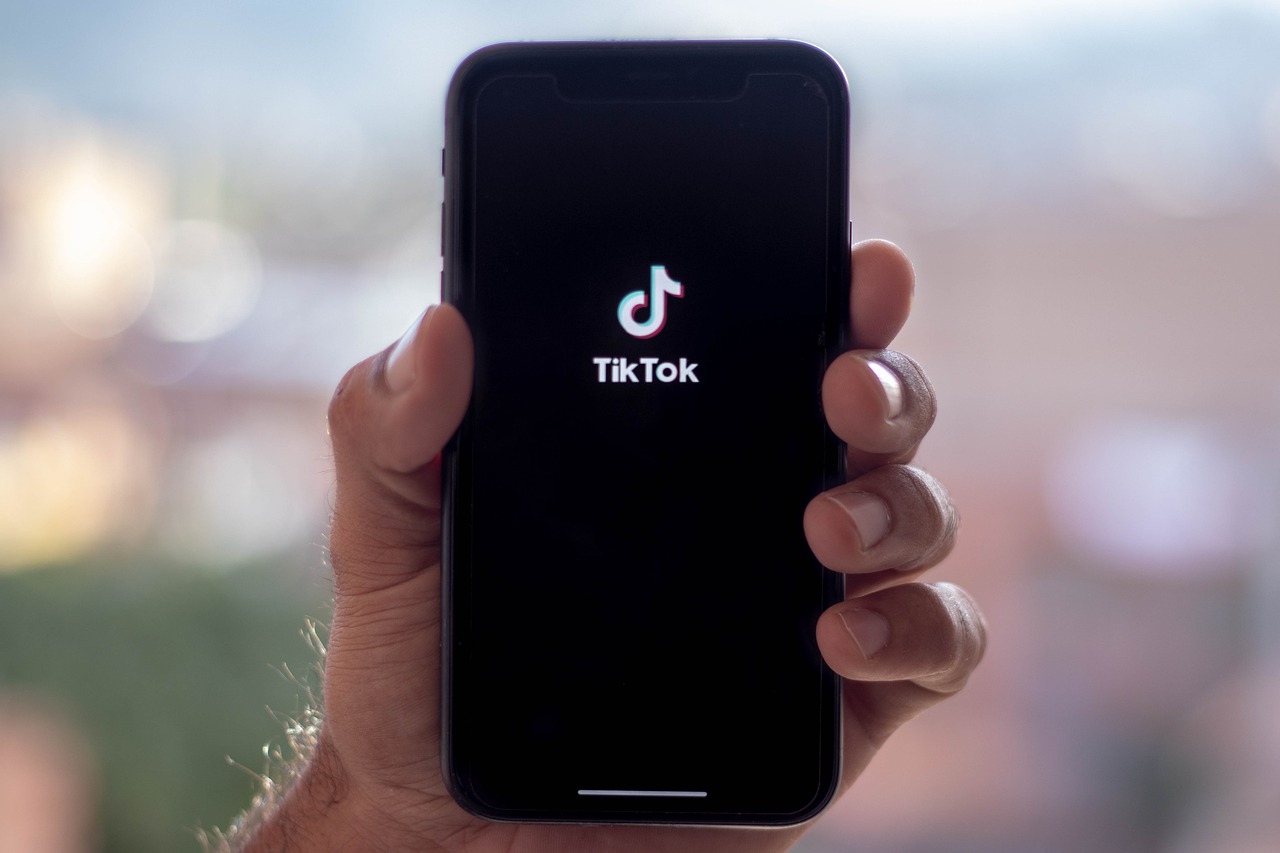 aplikasi tiktok di handphone yang digenggam